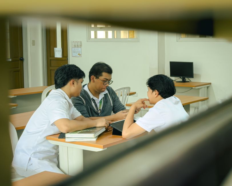 Преподаватель объясняет учебное задание по программированию и аналитике